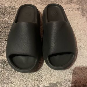 Black onyx Yeezy slides (Size 9)